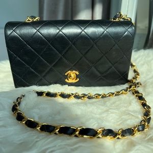 Chanel vintage CC chain leather handbag